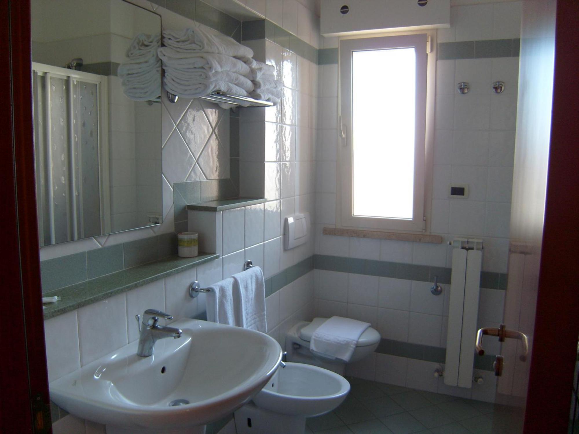 Residence Torre Del Mar Alba Adriatica Værelse billede
