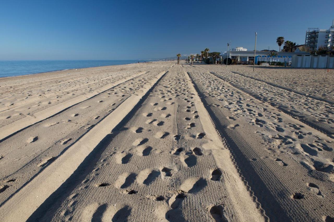 Residence Torre Del Mar Alba Adriatica Eksteriør billede